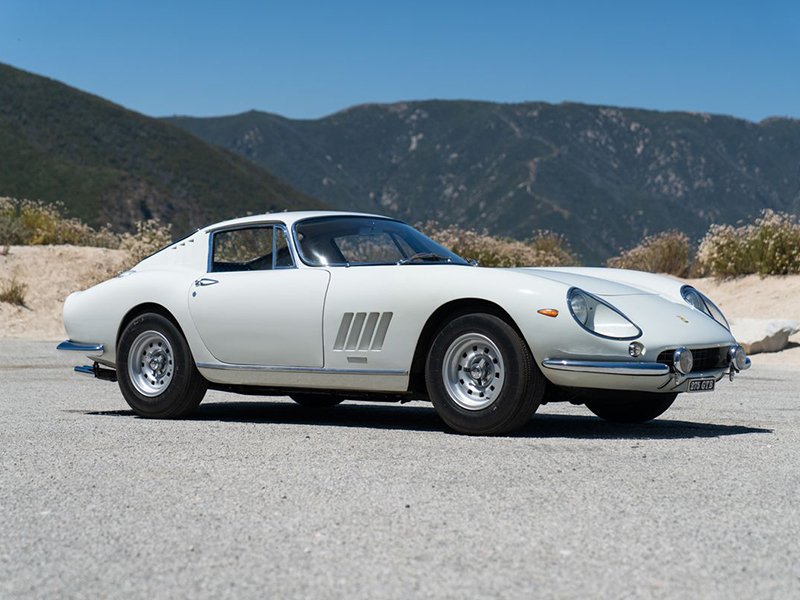 سيارة فيراري كلاسيكية تحظى بلقب أغلى سيارة تُباع عبر الإنترنت